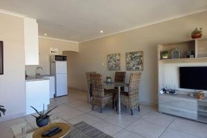 Η κουζίνα ή μικρή κουζίνα στο Complete self-catering apartment close to the beach