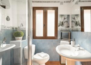 Ένα μπάνιο στο Apartamento Alhambra Boutique +46 φωτογραφίες