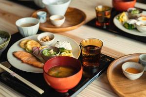 uma mesa coberta com pratos de comida e tigelas de sopa em NIPPONIA平福宿場町 em Sayo