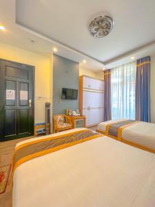 Giường trong phòng chung tại Sugar Land Villa Hotel