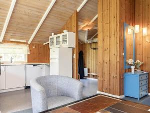ホにある7 person holiday home in Bl vandの木製の壁の客室で、キッチン(椅子付)