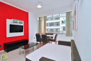 sala de estar con pared de acento rojo en Modern 3BR with ocean view, en Río de Janeiro