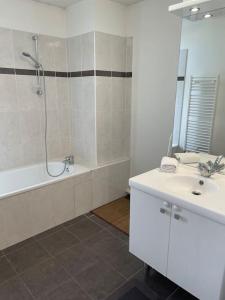 Bilik mandi di Appartement 3p Ivry +23 gambar