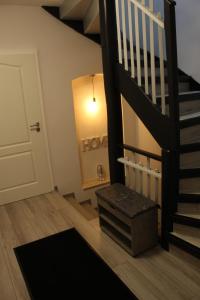 una stanza con una scala con uno sgabello e una porta di Welcome-Home-Radeberg a Radeberg Altre 76 foto