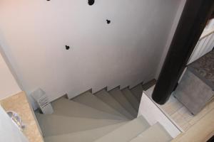 una scala con due farfalle sul muro di Welcome-Home-Radeberg a Radeberg