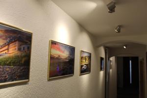 un grupo de pinturas colgando de una pared en Welcome-Home-Radeberg, en Radeberg