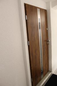 porta in legno nell'angolo di una camera di Welcome-Home-Radeberg a Radeberg