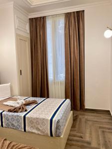 een slaapkamer met een groot bed en een raam bij El Farida Hotel in Caïro