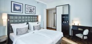 Una cama o camas en una habitación de Steigenberger Hotel Herrenhof 37 fotos más