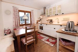 Kuchyňa alebo kuchynka v ubytovaní Haus Berta, Montafon