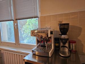 una cafetera sentada en una encimera en una cocina en Bright charming house with a garten balkony, panoramic view and full equiped kitchen, en Pilisvörösvár 23 fotos más