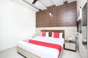Кровать или кровати в номере OYO Hotel Prabhat