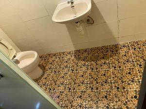 Nagaland Guesthouse في هونغ كونغ: حمام مع مرحاض ومغسلة