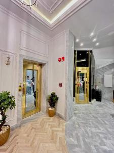 una stanza con un corridoio con due specchi e un hallwayngthngthngthngthngthngthngthngth di El Farida Hotel a Il Cairo