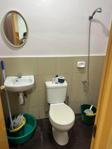 La salle de bains est pourvue de toilettes, d'un lavabo et d'un miroir. dans l'établissement Cebu City 1 Bedroom Condo Unit-Wifi-A/C-Smart TV (U418), à Cebu