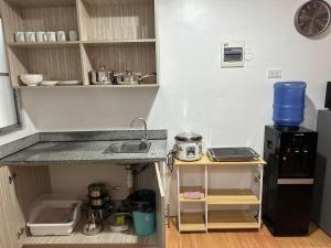 - une cuisine avec un évier et un comptoir dans l'établissement Cebu City 1 Bedroom Condo Unit-Wifi-A/C-Smart TV (U418), à Cebu