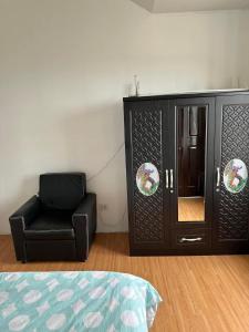une chaise noire dans une pièce avec une armoire dans l'établissement Cebu City 1 Bedroom Condo Unit-Wifi-A/C-Smart TV (U418), à Cebu