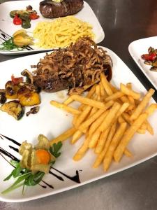een bord met friet en vlees bij Hotel Restaurant Kreuz Spaichingen in Spaichingen
