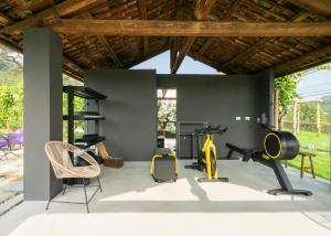 um ginásio com equipamento de exercício numa casa em NEW! Vigne di Fagnano 1709 Eco Relais em Santo Stefano Belbo