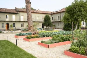 um jardim em frente a um edifício em NEW! Vigne di Fagnano 1709 Eco Relais em Santo Stefano Belbo