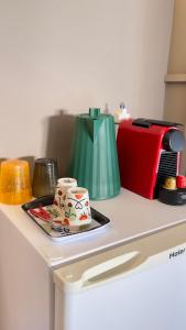 een aanrecht met een bord en bekers erop bij La Mansardina in Parma