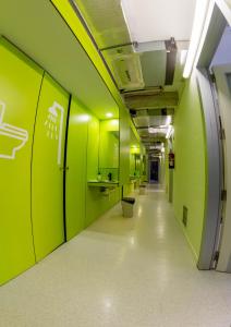 un couloir d'un hôpital aux murs verts dans l'établissement Scout Madrid Hostel, à Madrid