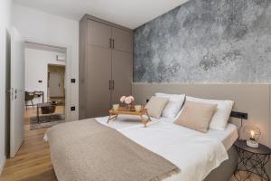 Un pat sau paturi într-o cameră la Cosy&Lux on main square, Korzo Rijeka