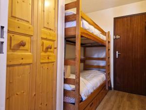 - une chambre avec 2 lits superposés dans une cabine dans l'établissement Résidence Gentianes - Studio pour 4 Personnes 404, à Risoul