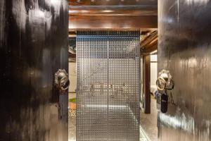 un bagno con doccia con porta in vetro di Yangzhou Aihehua Boutique Homestay a Yangzhou
