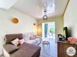 sala de estar con sofá y mesa en Kazolie - maison F4 - 120 m2 - Sainte-Rose, en Sainte-Rose