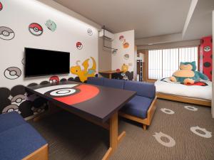 ein Kinderzimmer mit einem Tisch und einem Bett in der Unterkunft MIMARU KYOTO KAWARAMACHI GOJO in Kyoto