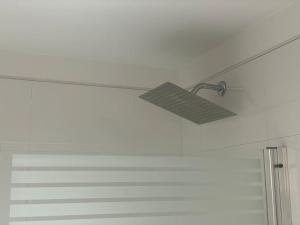 uma casa de banho com chuveiro e cabeça de chuveiro em Núñez Minimal Apartment Premium em Buenos Aires