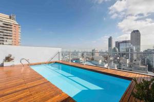 uma piscina no telhado de um edifício em Núñez Minimal Apartment Premium em Buenos Aires