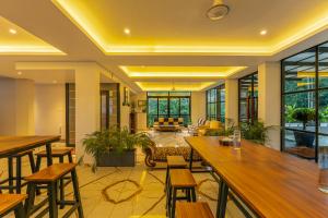 a restaurant with tables and chairs and a lobby at K Mansion in Munnar