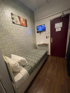 Llit o llits en una habitació de Woodpecker Lodge, Kuching