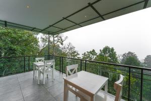 Een balkon of terras bij K Mansion