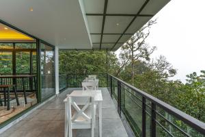 Een balkon of terras bij K Mansion