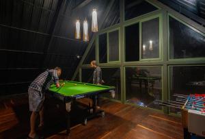 Een biljarttafel in K Mansion