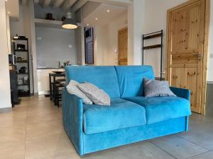 a blue couch sitting in a living room at Mezzanino on canal in Venice