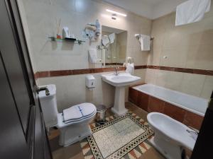 塞維利亞的住宿－Casona de San Andrés，浴室配有盥洗盆、卫生间和浴缸。