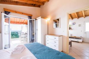Postel nebo postele na pokoji v ubytování Agios Gordios Ammos House