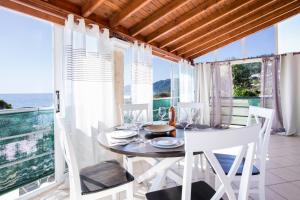 Balkón nebo terasa v ubytování Agios Gordios Ammos House
