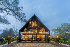 een groot huis met een schilddak bij K Mansion in Munnar