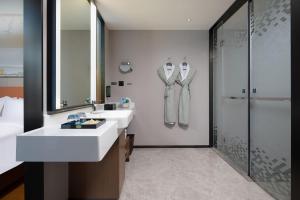 Vonios kambarys apgyvendinimo įstaigoje Hampton by Hilton Hangzhou Zhuantang Academy of Fine Arts