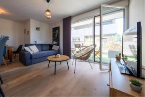 a living room with a couch and a table at Appartement 3 pièces à Rennes Chez Guillaume in Vezin-le-Coquet