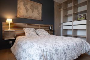 a bedroom with a bed with a white comforter at Appartement 3 pièces à Rennes Chez Guillaume in Vezin-le-Coquet