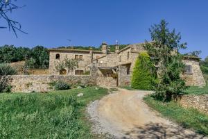 an old stone house on a dirt road at Mas Cases in Girona