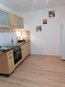 eine leere Küche mit einem Herd und einem Kühlschrank in der Unterkunft Naab-burg in Nabburg
