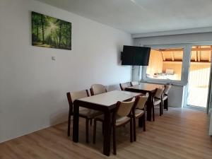 ein Esszimmer mit Tisch und Stühlen in der Unterkunft Naab-burg in Nabburg