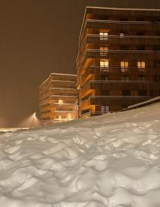 Ferienwohnung 3,5 Zimmer direkt an Ski- und Bikepiste v zimě